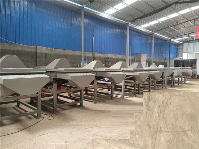 多臺直線振動篩，脫水篩，緊張有序加工生產(chǎn)中