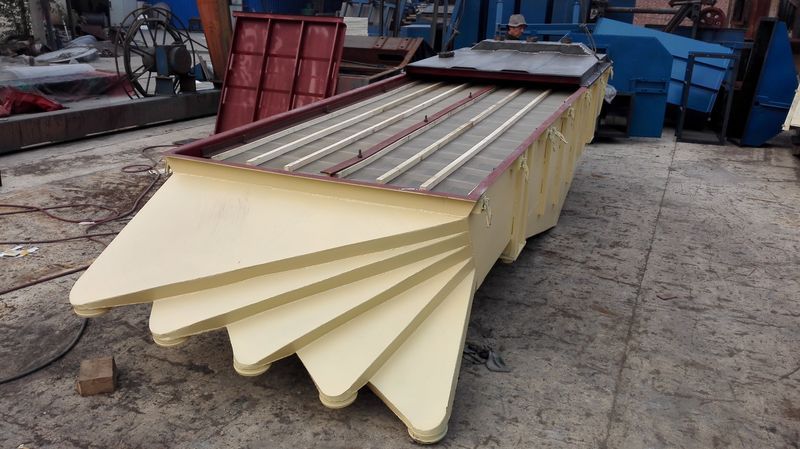 4層1040直線篩網(wǎng)架、上蓋安裝中